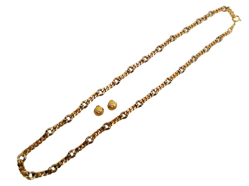 Collana lunga a maglie groumette in metallo golden tone, con orecchini a clip e chiusura a botton...