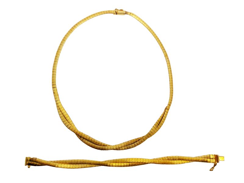 Demi parure, Collana e bracciale in metallo golden tone a maglia piatta satinata