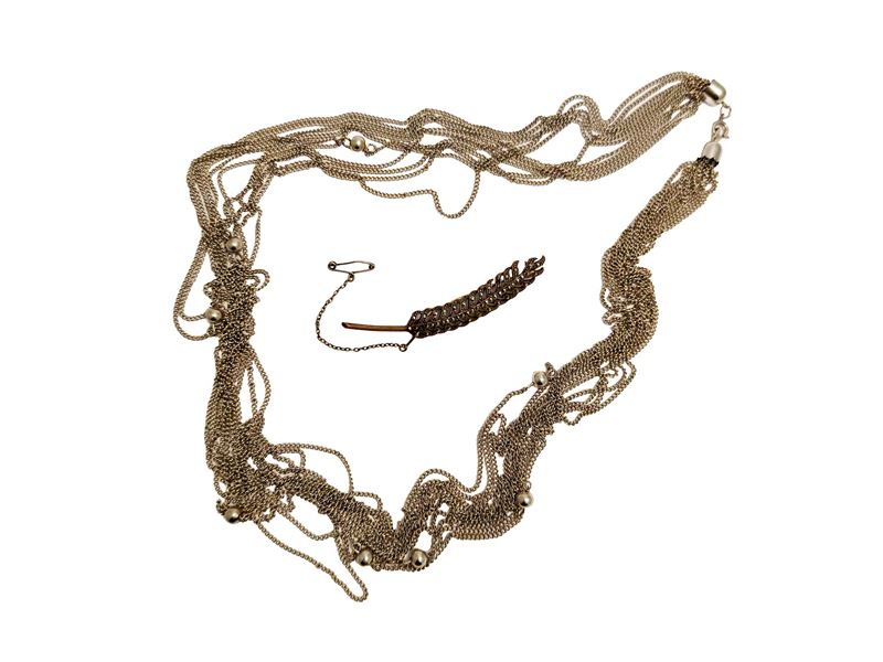 Spilla e collana d’epoca, spilla a forma di foglia con marcassiti e collana multifilo degradé in ...