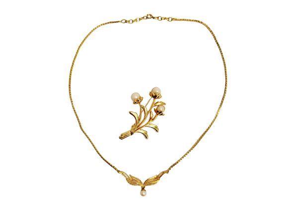 Necklace and brooch in golden tone metal