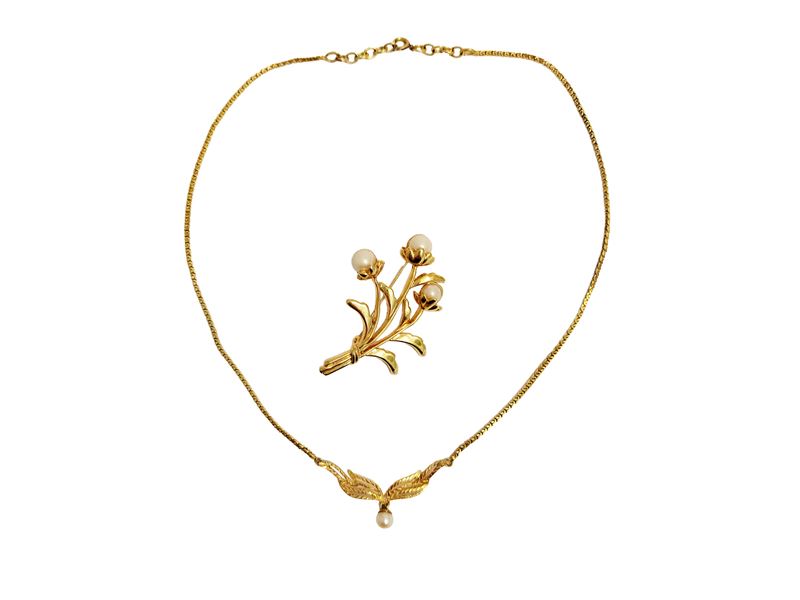Collana e spilla in metallo golden tone, motivo a foglio con perla simulata