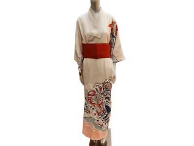 Kimono in seta con fantasia su fondo beige, Giappone