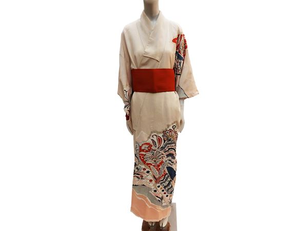 Kimono in seta fantasia su fondo beige