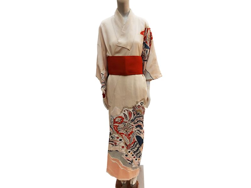 Kimono in seta con fantasia su fondo beige, Giappone