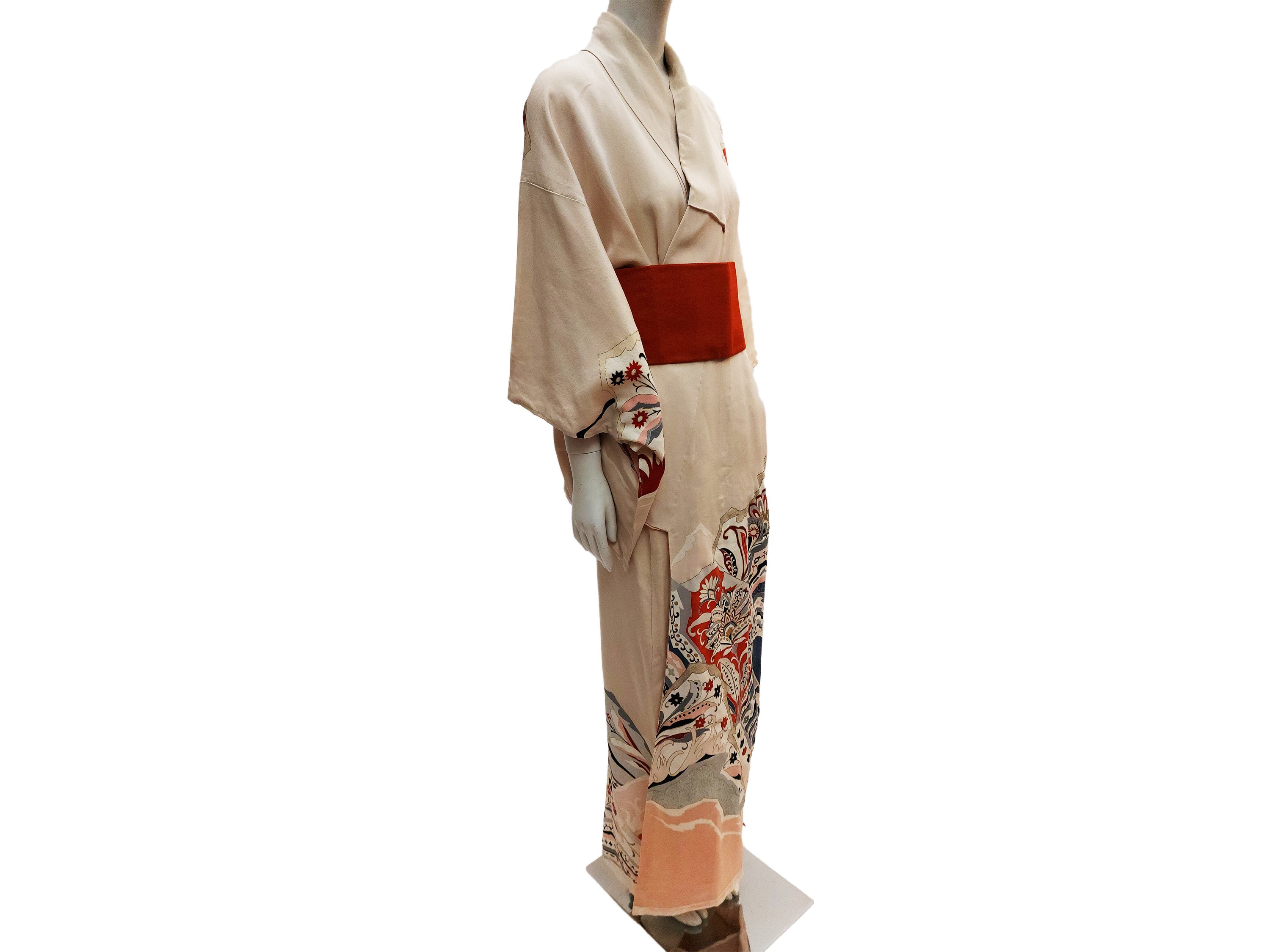 Kimono in seta con fantasia su fondo beige, Giappone