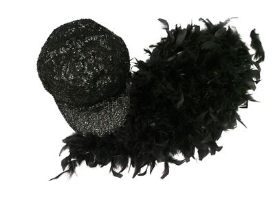 Boa in piume, cappello in paillettes nere, lunghezza cm 170