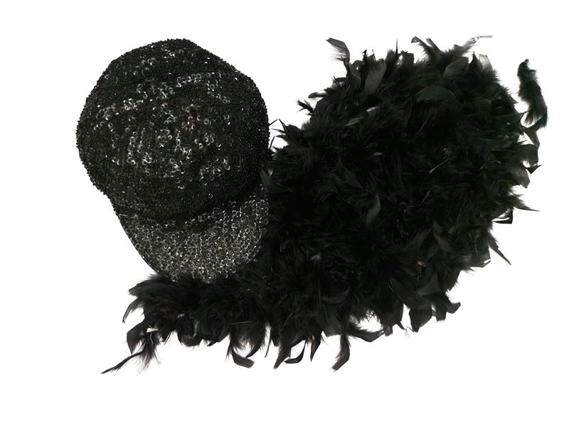 Boa in piume, cappello in paillettes nere, lunghezza cm 170