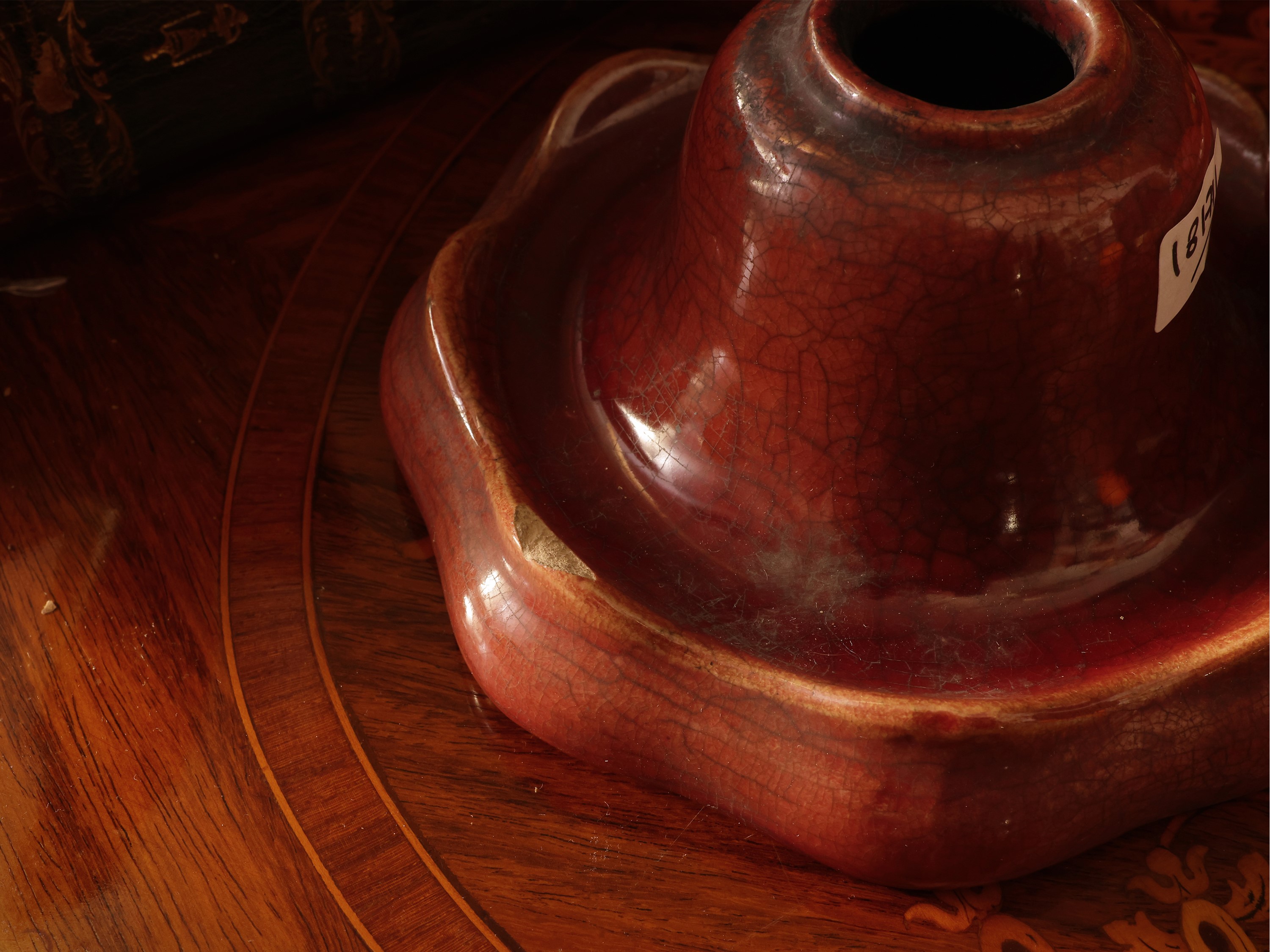 Coppia di bugie in ceramica invetriata amaranto