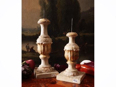 Torciere in legno laccato bianco e lumeggiato oro, XVIII secolo, coppia