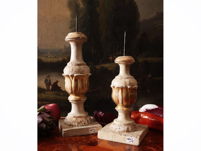 Torciere in legno laccato bianco e lumeggiato oro, XVIII secolo, coppia