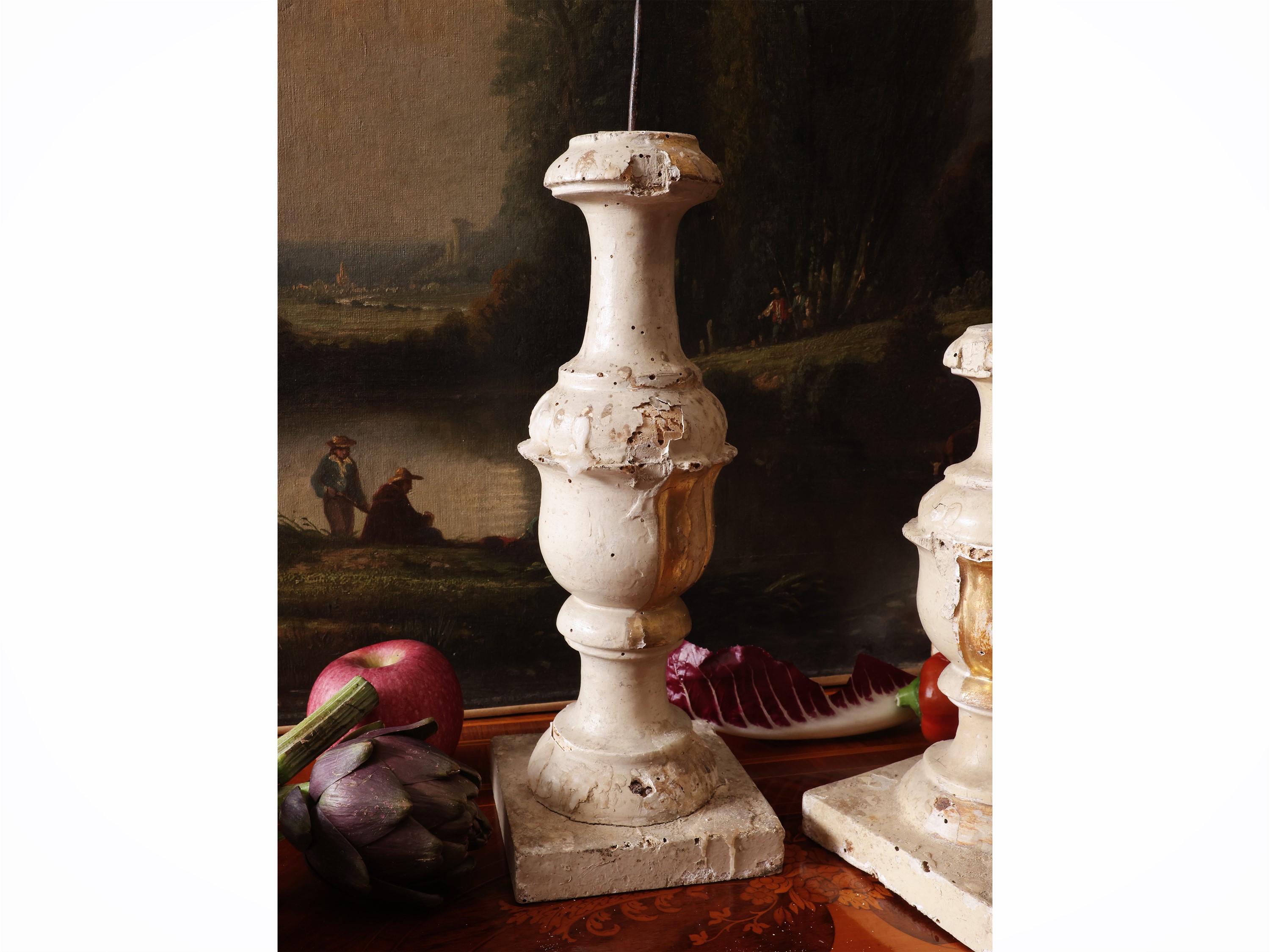 Torciere in legno laccato bianco e lumeggiato oro, XVIII secolo, coppia