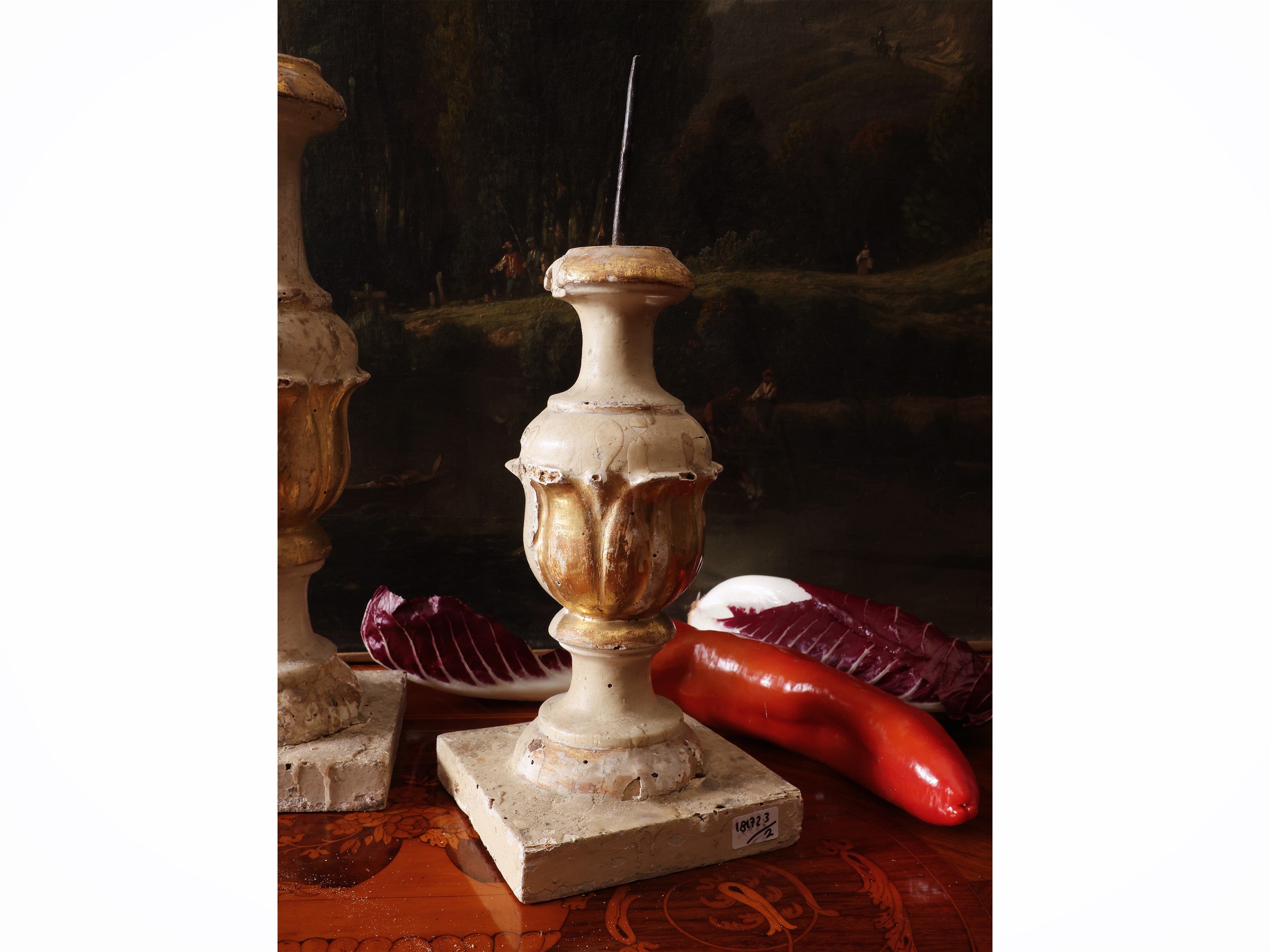 Torciere in legno laccato bianco e lumeggiato oro, XVIII secolo, coppia