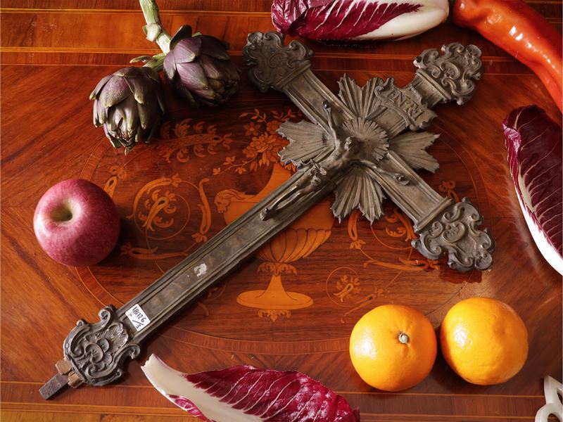 Croce astile rivestita in metallo argentato