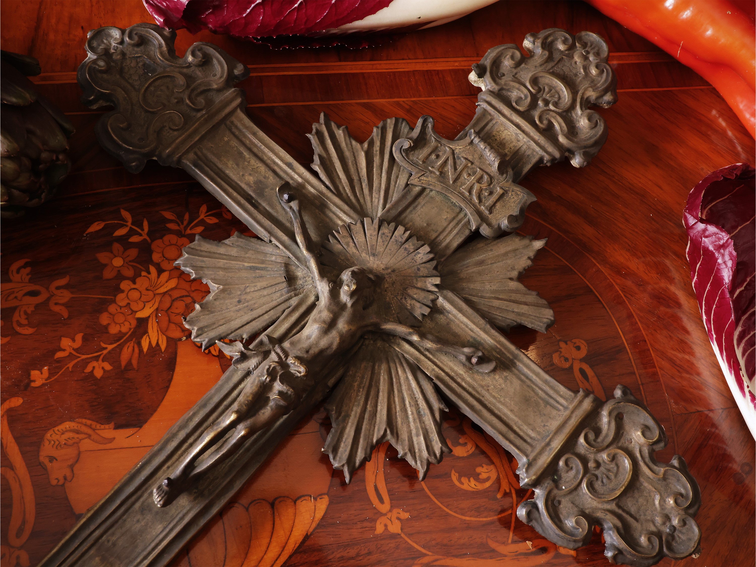 Croce astile rivestita in metallo argentato