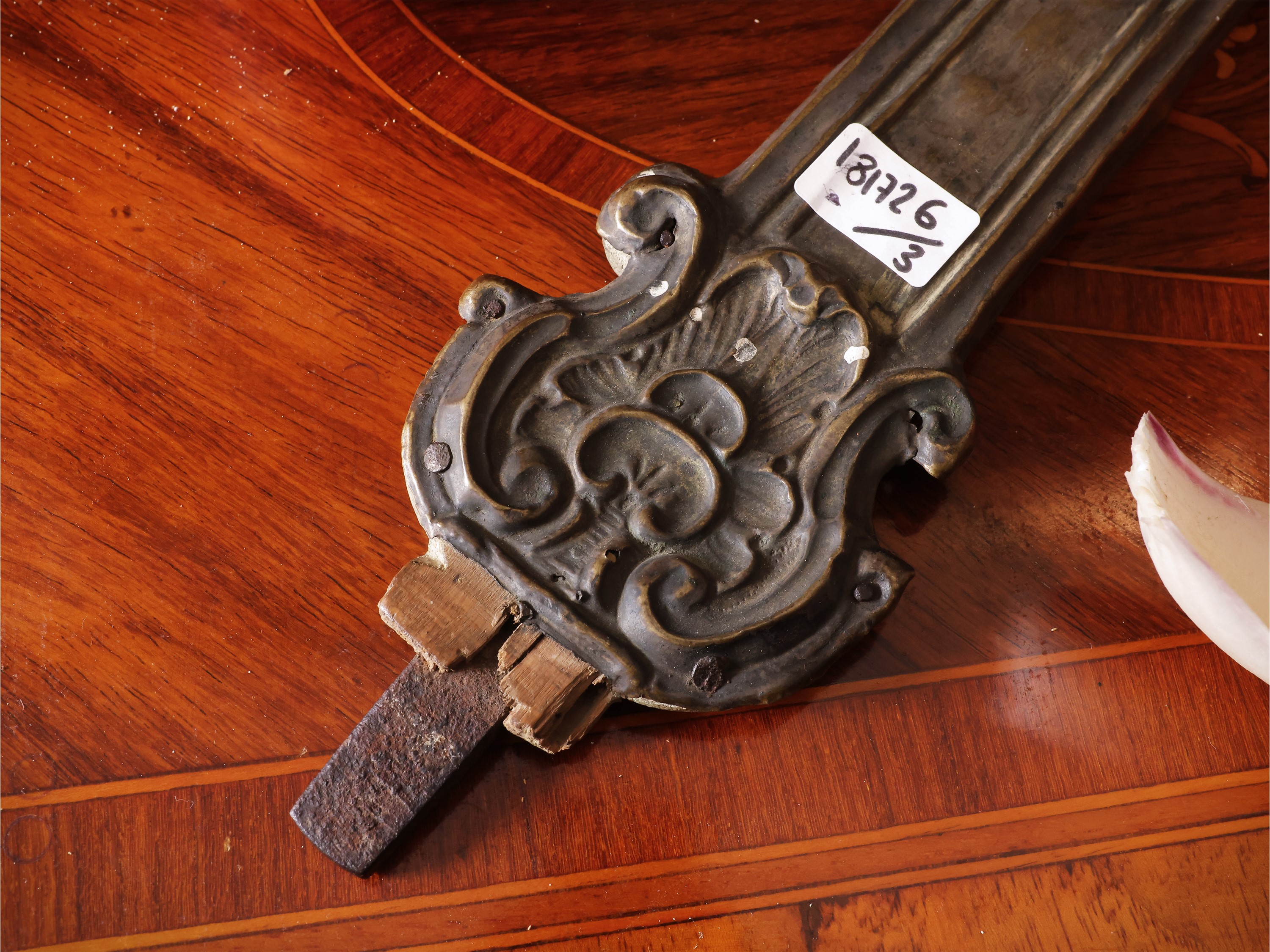 Croce astile rivestita in metallo argentato