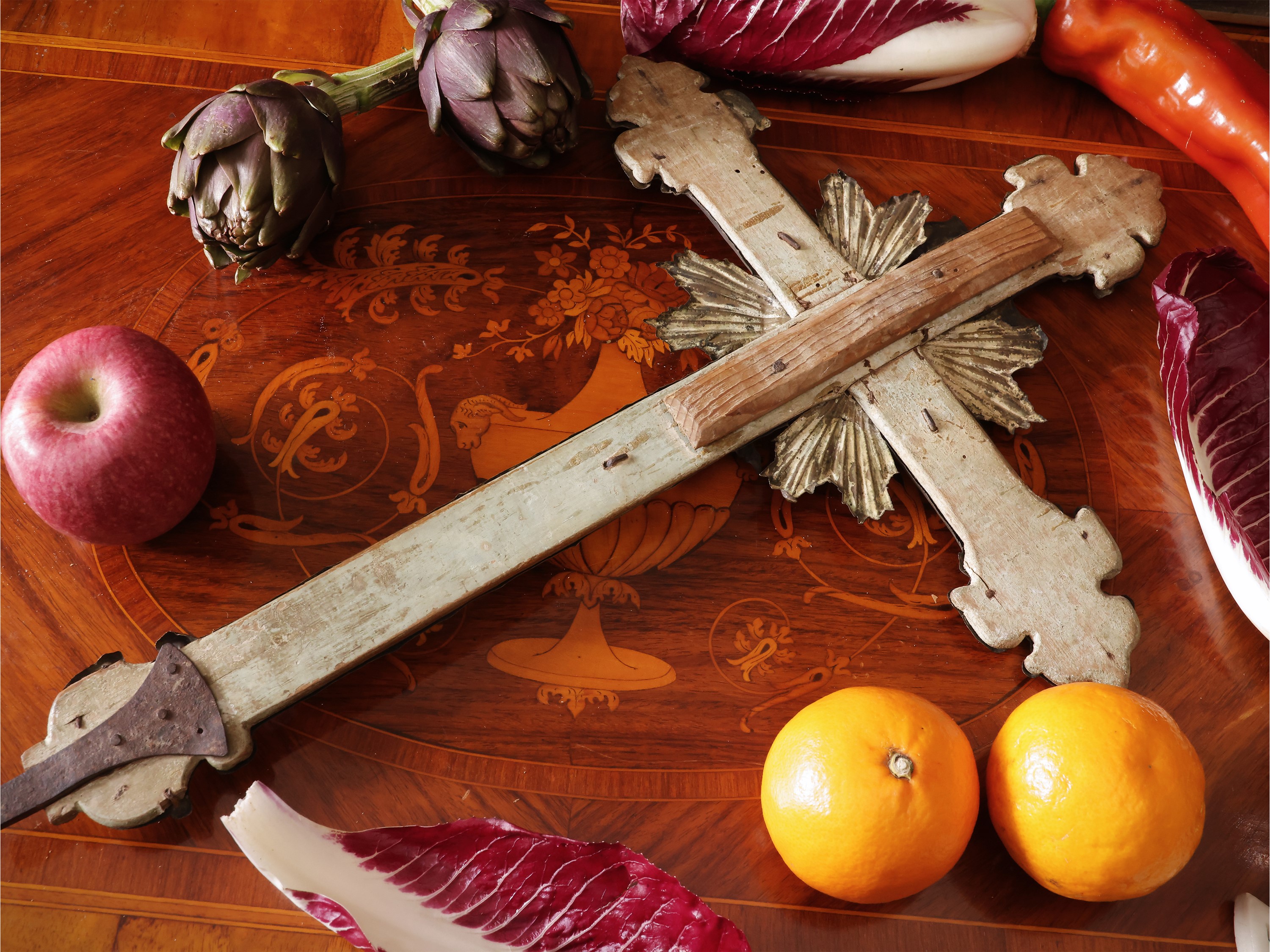 Croce astile rivestita in metallo argentato