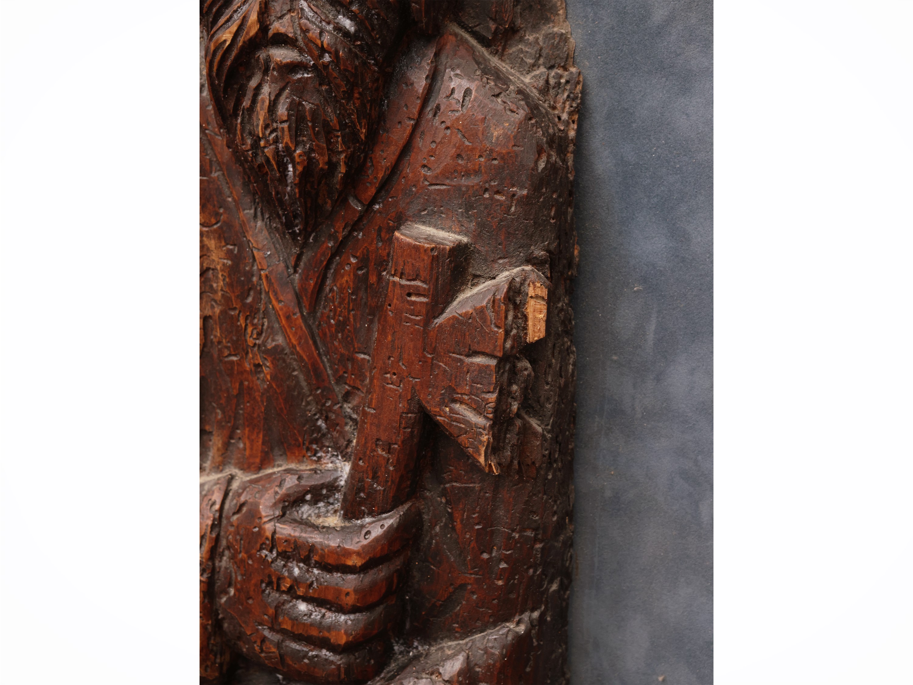 Antico frammento in legno