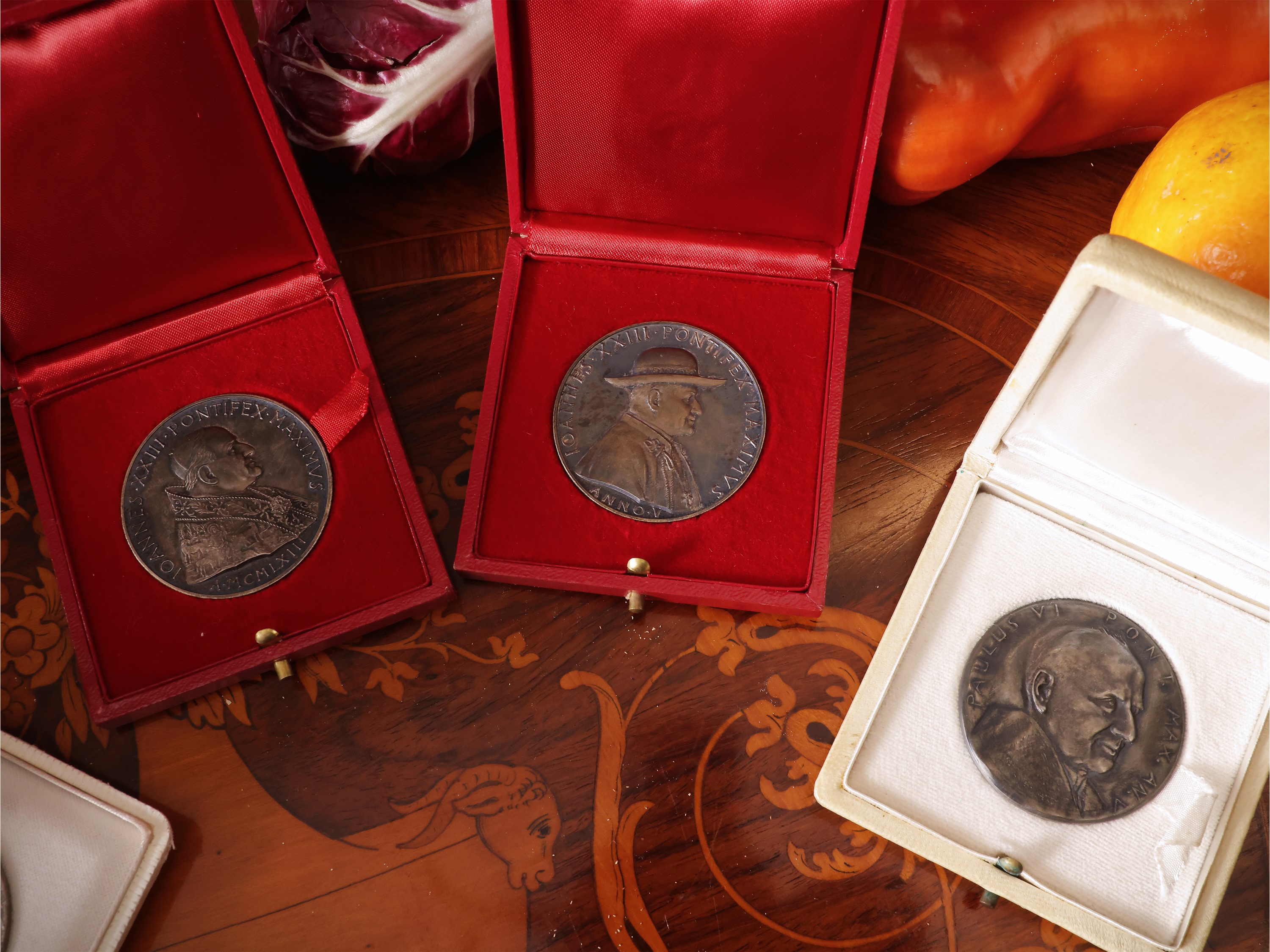 Cinque medaglie papali da collezione in argento