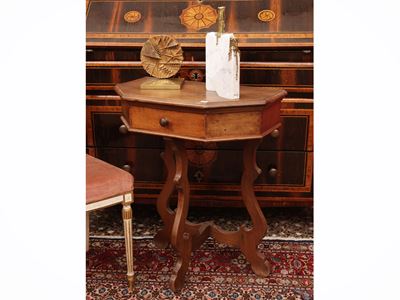 Coppia di comodini in noce, h cm 72x60x32