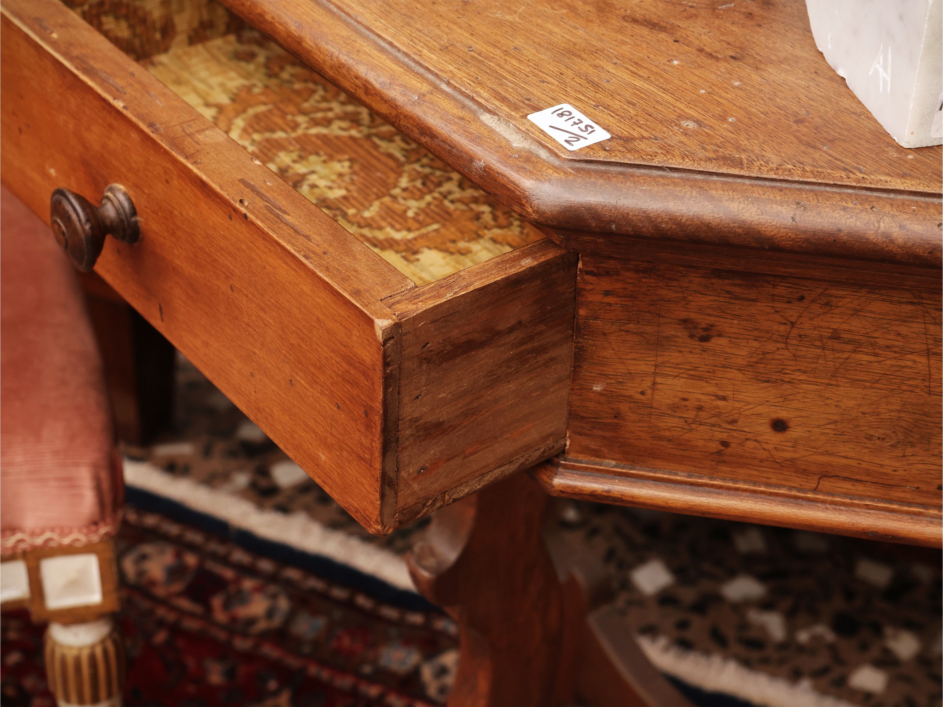 Coppia di comodini in noce, h cm 72x60x32