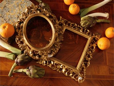 Due cornici in legno intagliato e dorato, XIX secolo