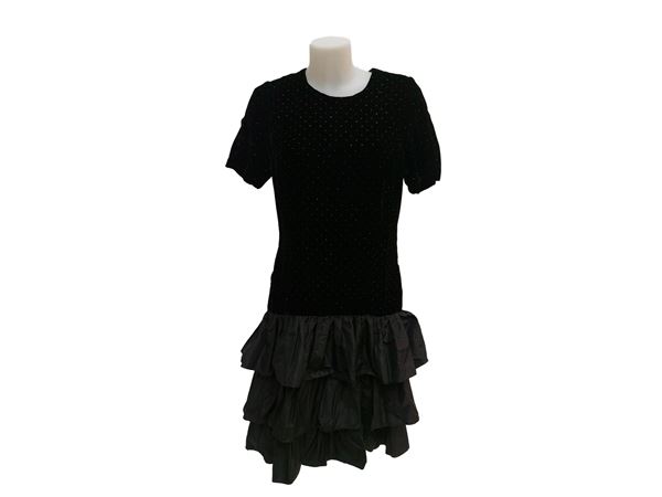 Abito in vellulo nero con piccoli strass