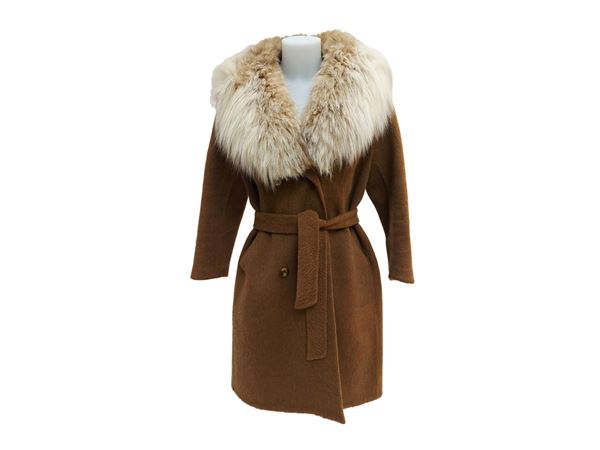 Biscuit-colored wool coat with lynx collar