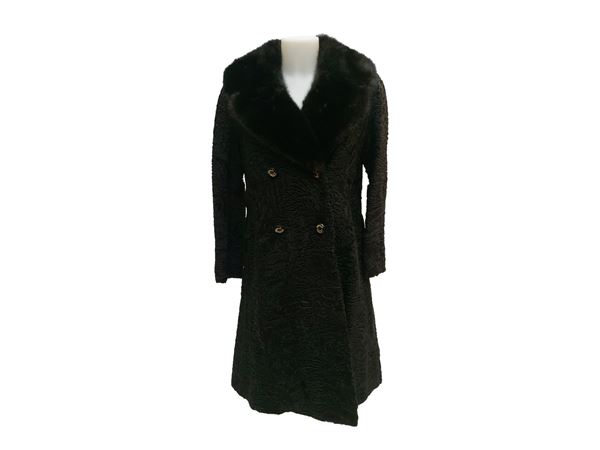 Cappotto in pelliccia di astrakan nero con collo in visone
