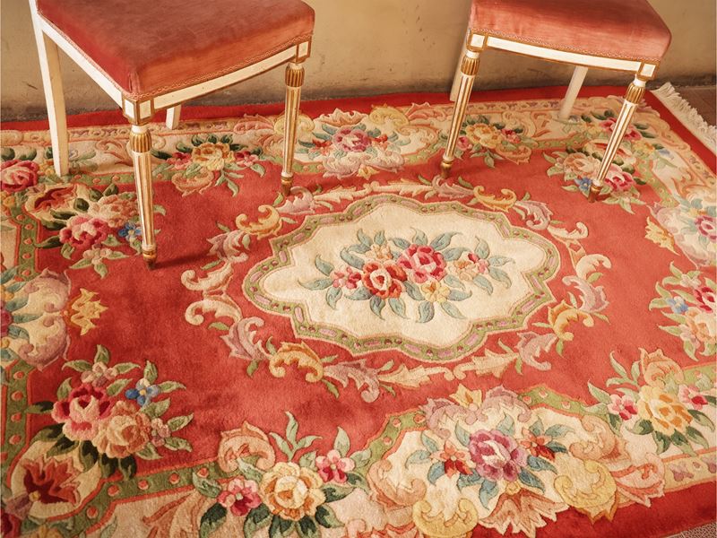Tappeto cinese di Pechino, campo rosso con bouquet floreale policromo (cm 210x130)