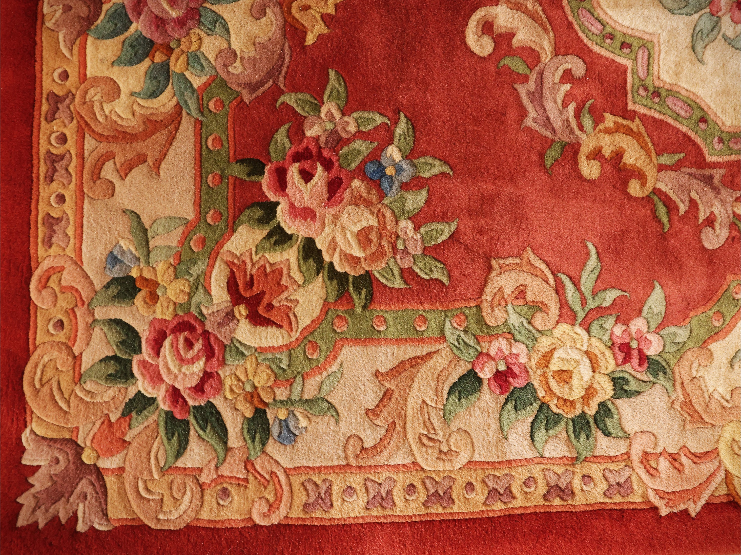 Tappeto cinese di Pechino, campo rosso con bouquet floreale policromo (cm 210x130)