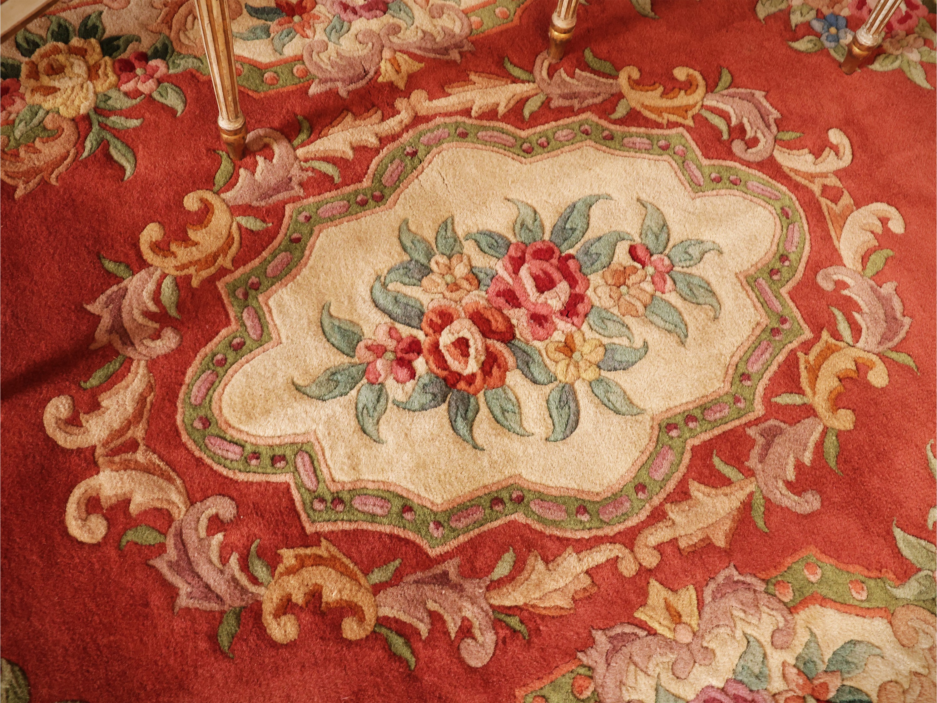 Tappeto cinese di Pechino, campo rosso con bouquet floreale policromo (cm 210x130)