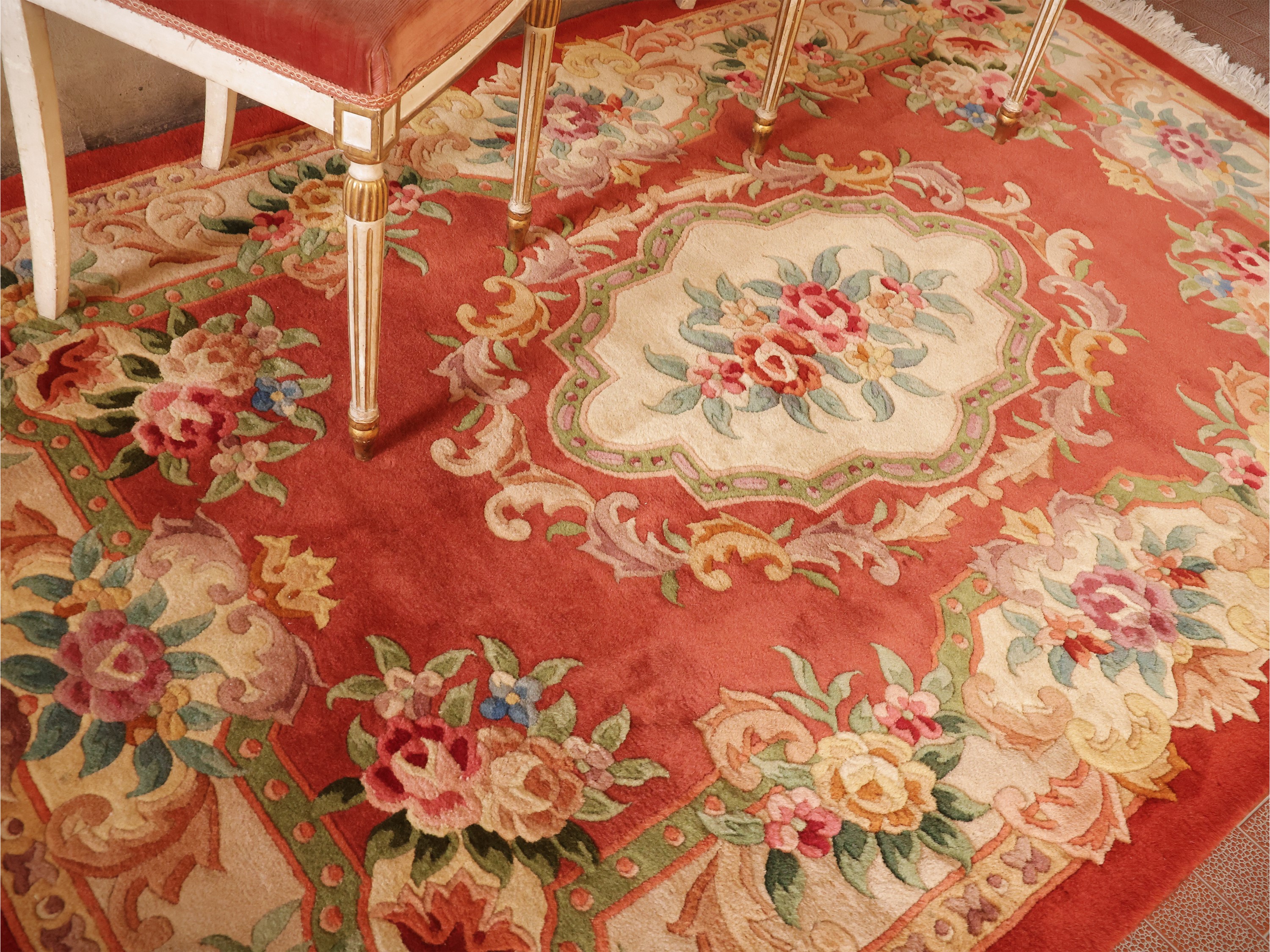 Tappeto cinese di Pechino, campo rosso con bouquet floreale policromo (cm 210x130)