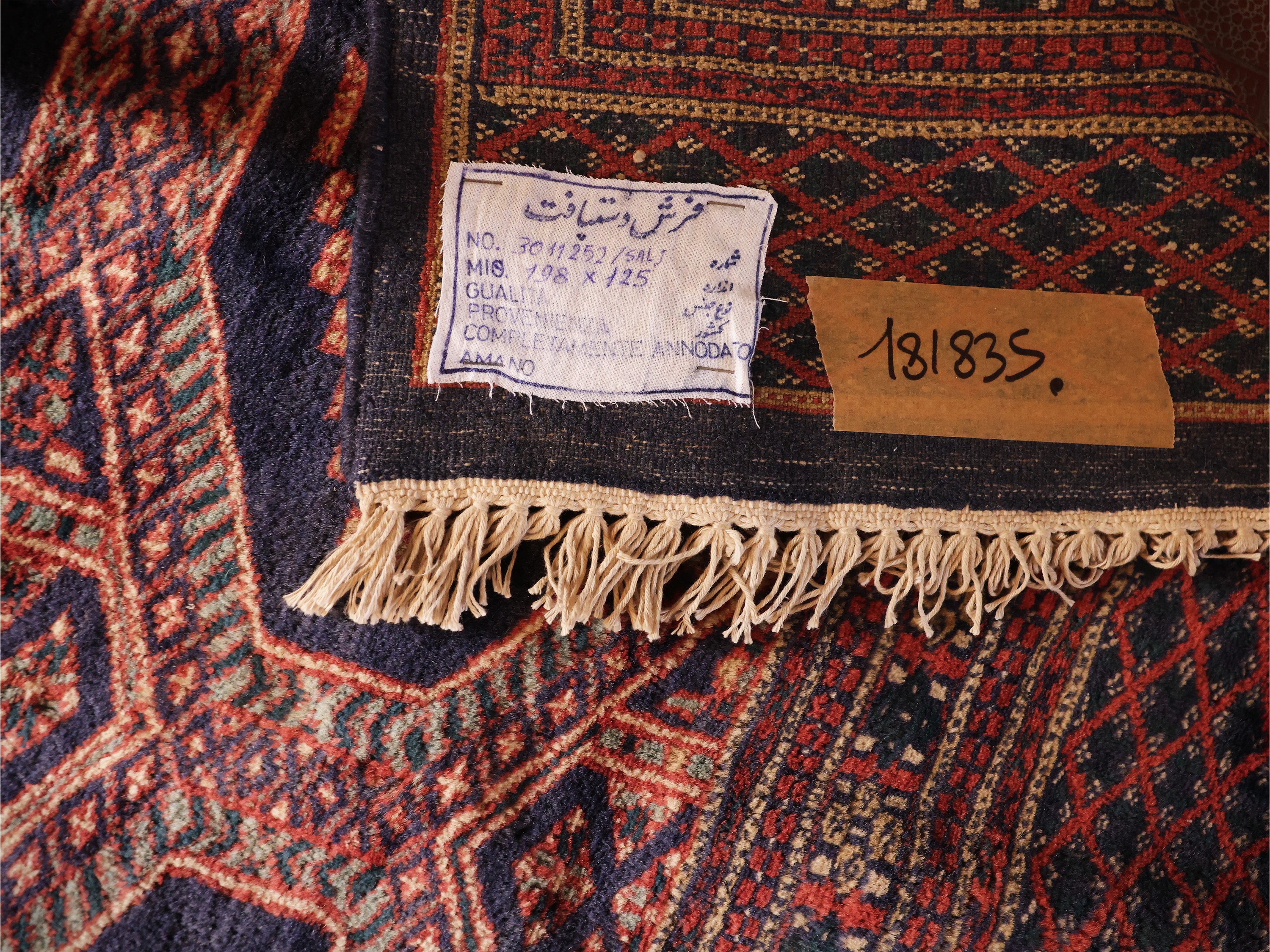Tappeto Bukara, campo con medaglioni geometrici in toni rosso, blu e arancio