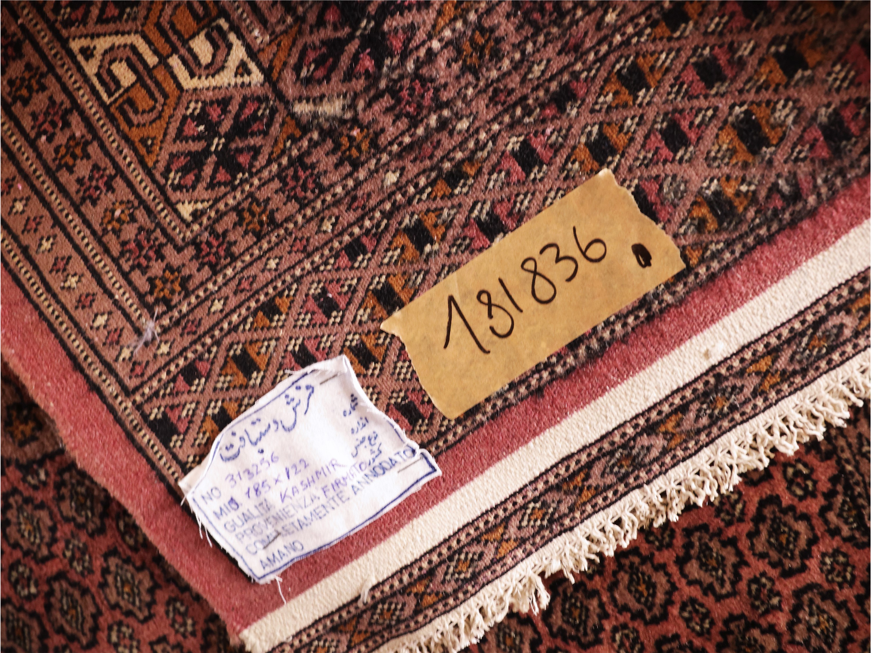 Tappeto Kashmir, motivo a medaglioni sagomati e floreale stilizzato