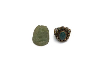 Anello etnico in oro con radici di smeraldo e pendente in giada