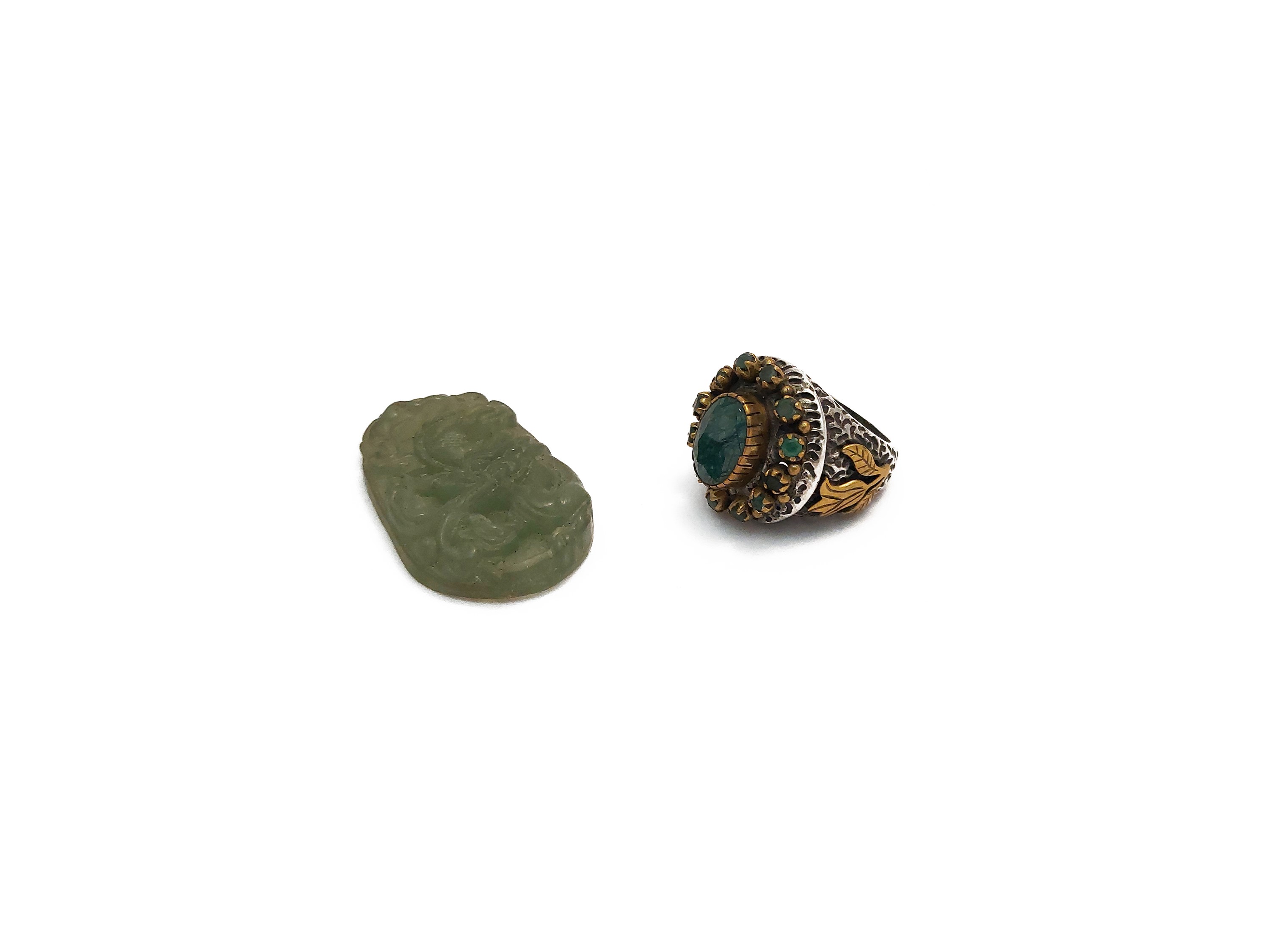 Anello etnico in oro con radici di smeraldo e pendente in giada