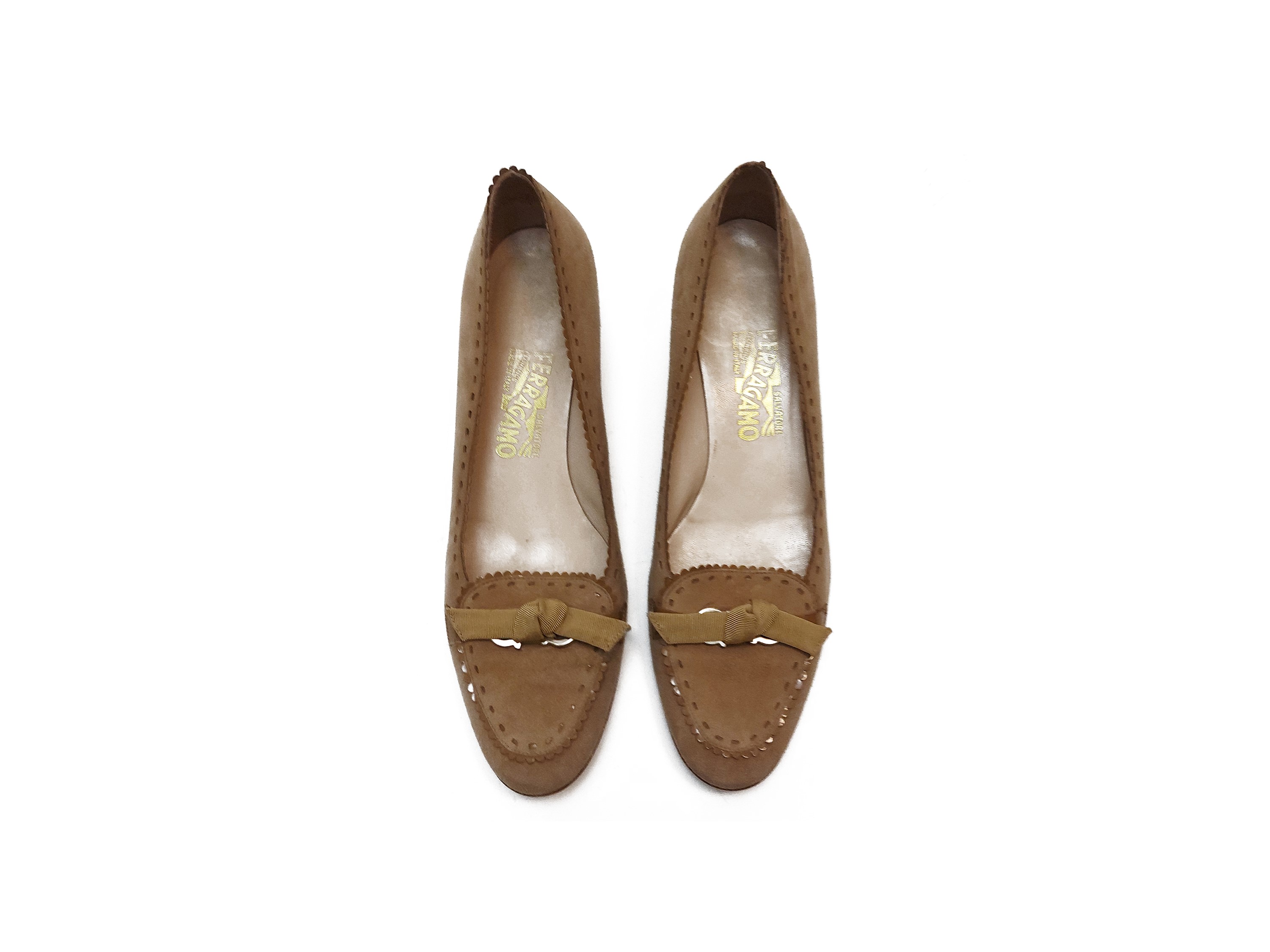 Salvatore Ferragamo, Mocassini in suede beige con fiocco