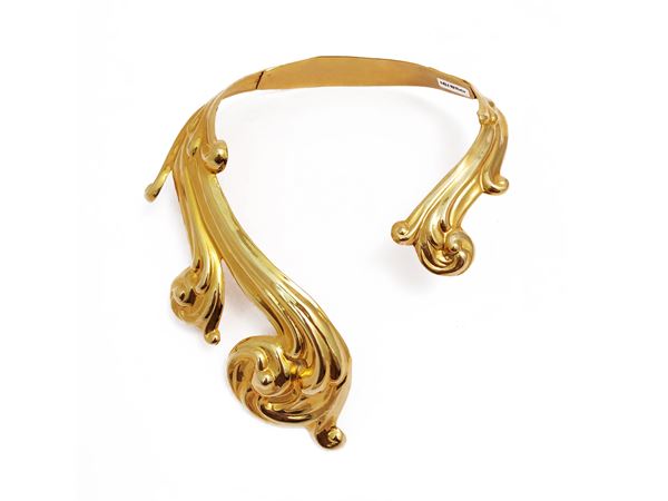 Imposing rigid necklace in golden tone metal