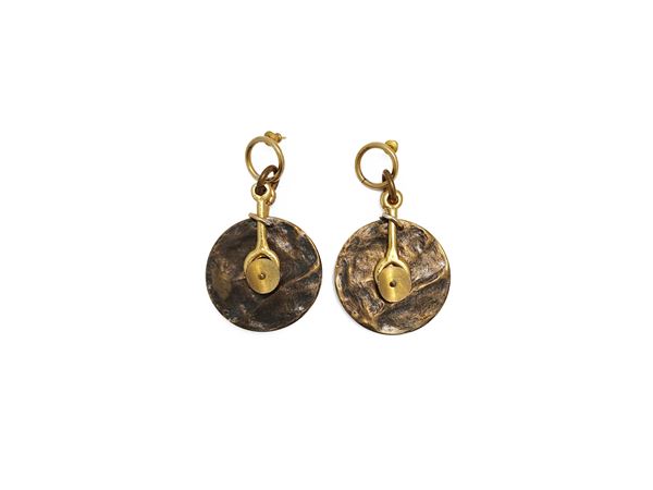 Orecchini pendenti in metallo golden tone e brunito  - Asta Vintagemania - Maison Bibelot - Casa d'Aste Firenze - Milano