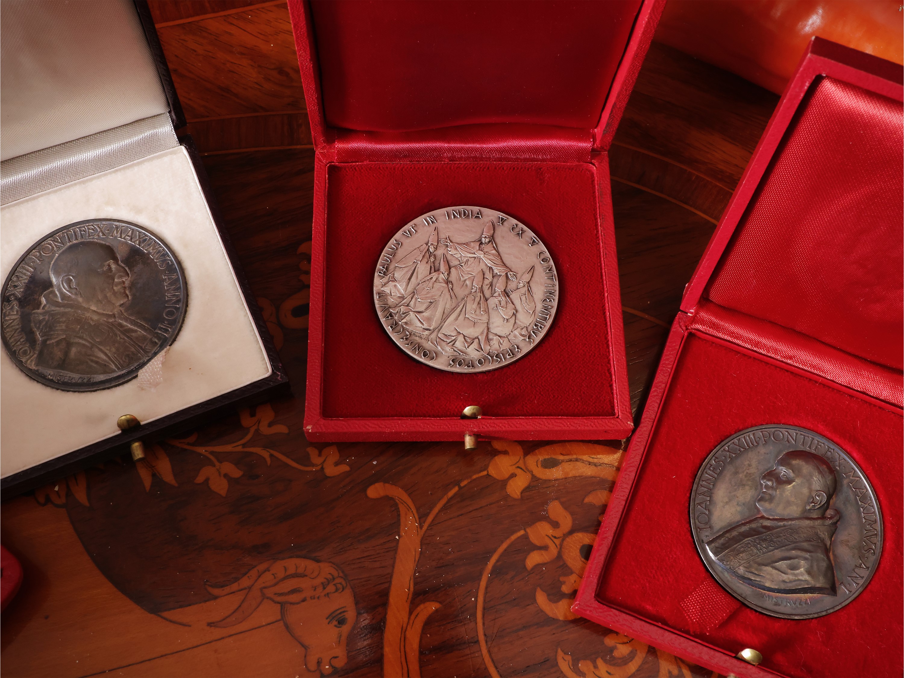 Cinque medaglie papali da collezione in argento