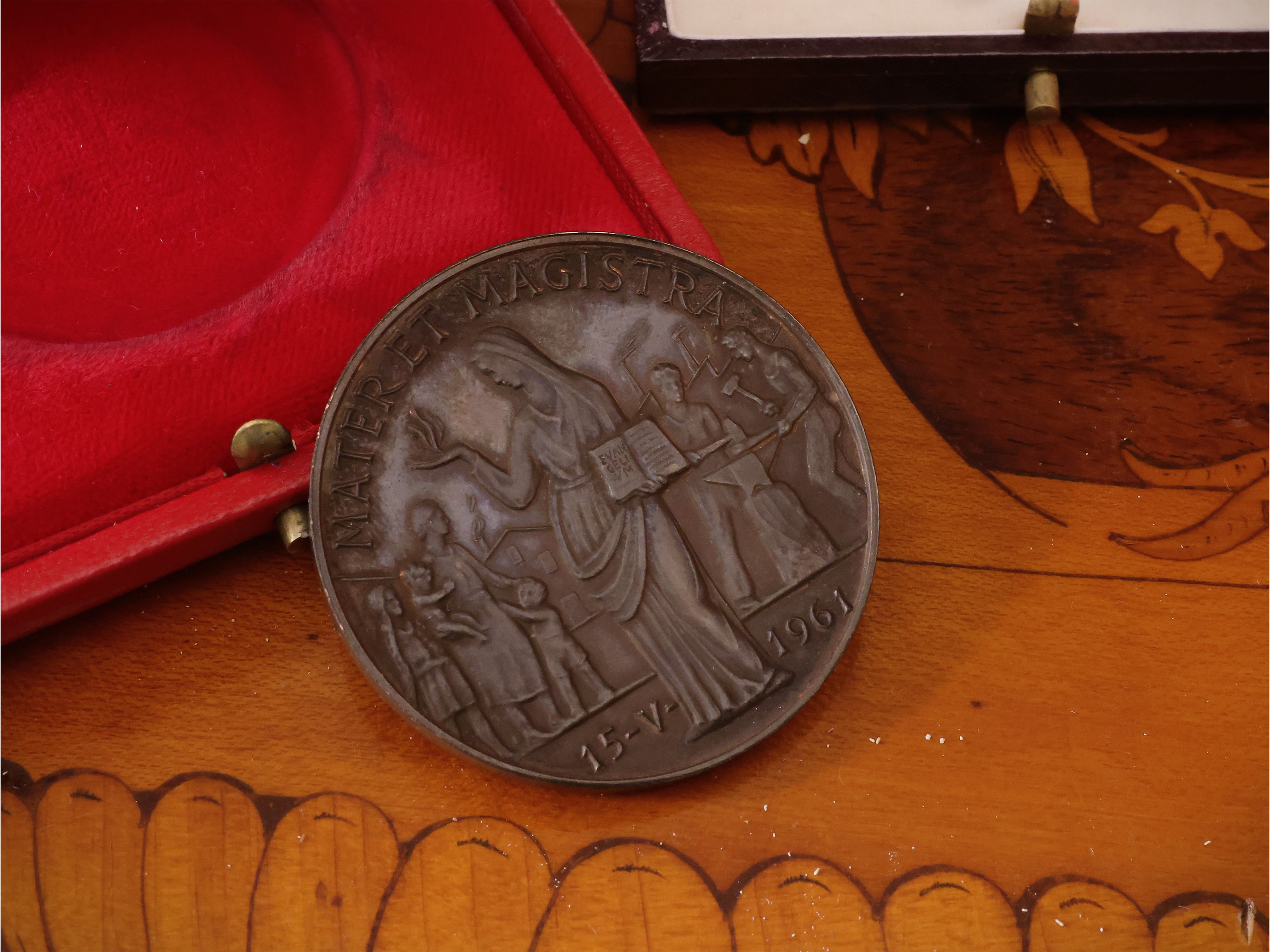 Cinque medaglie papali da collezione in argento