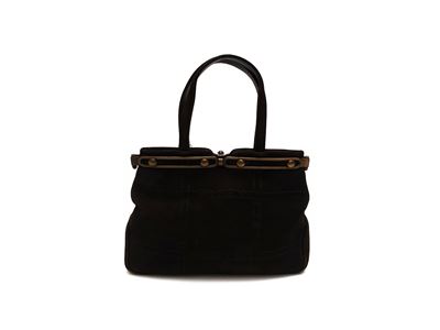 Borsa a mano in antilope marrone con finiture in ottone brunito, Anni Sessanta