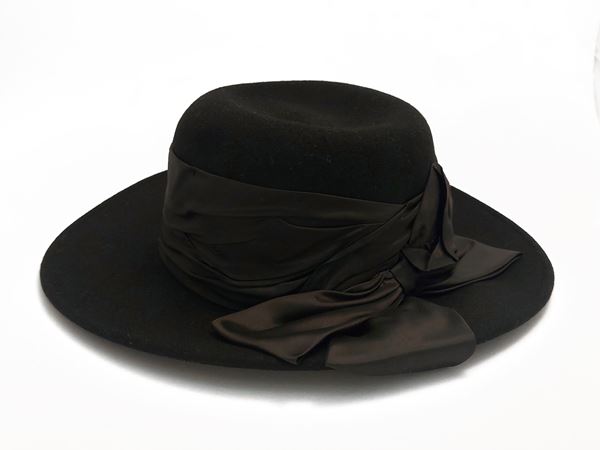 Cappello in panno nero  - Asta Vintagemania - Maison Bibelot - Casa d'Aste Firenze - Milano