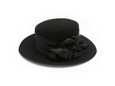 Cappello in panno nero con nastro in raso