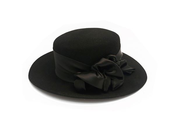 Black cloth hat