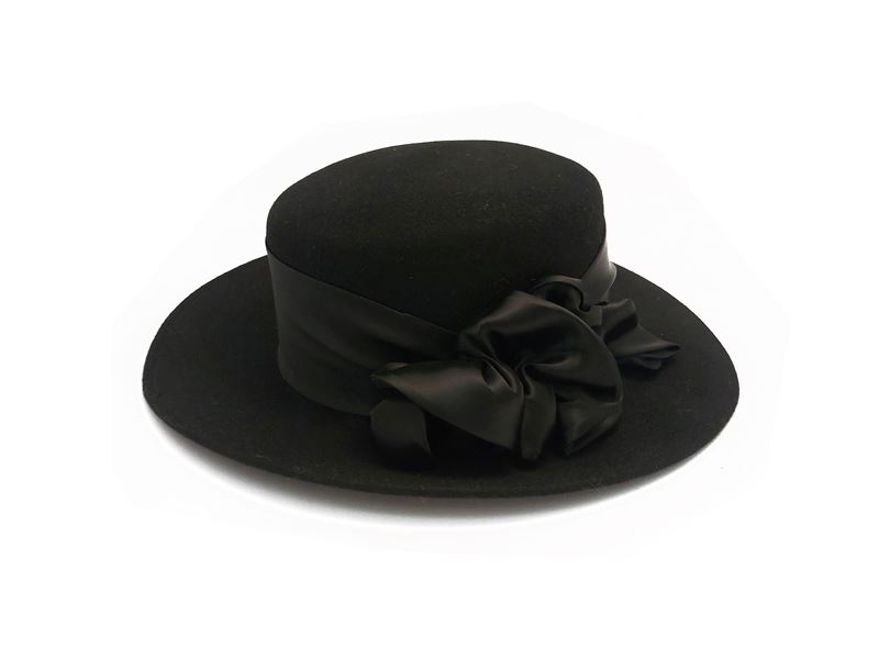 Cappello in panno nero con nastro in raso