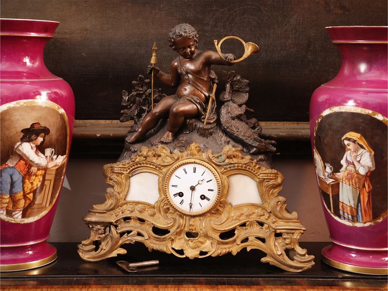 Orologio da tavolo in antimonio dorato e patinato