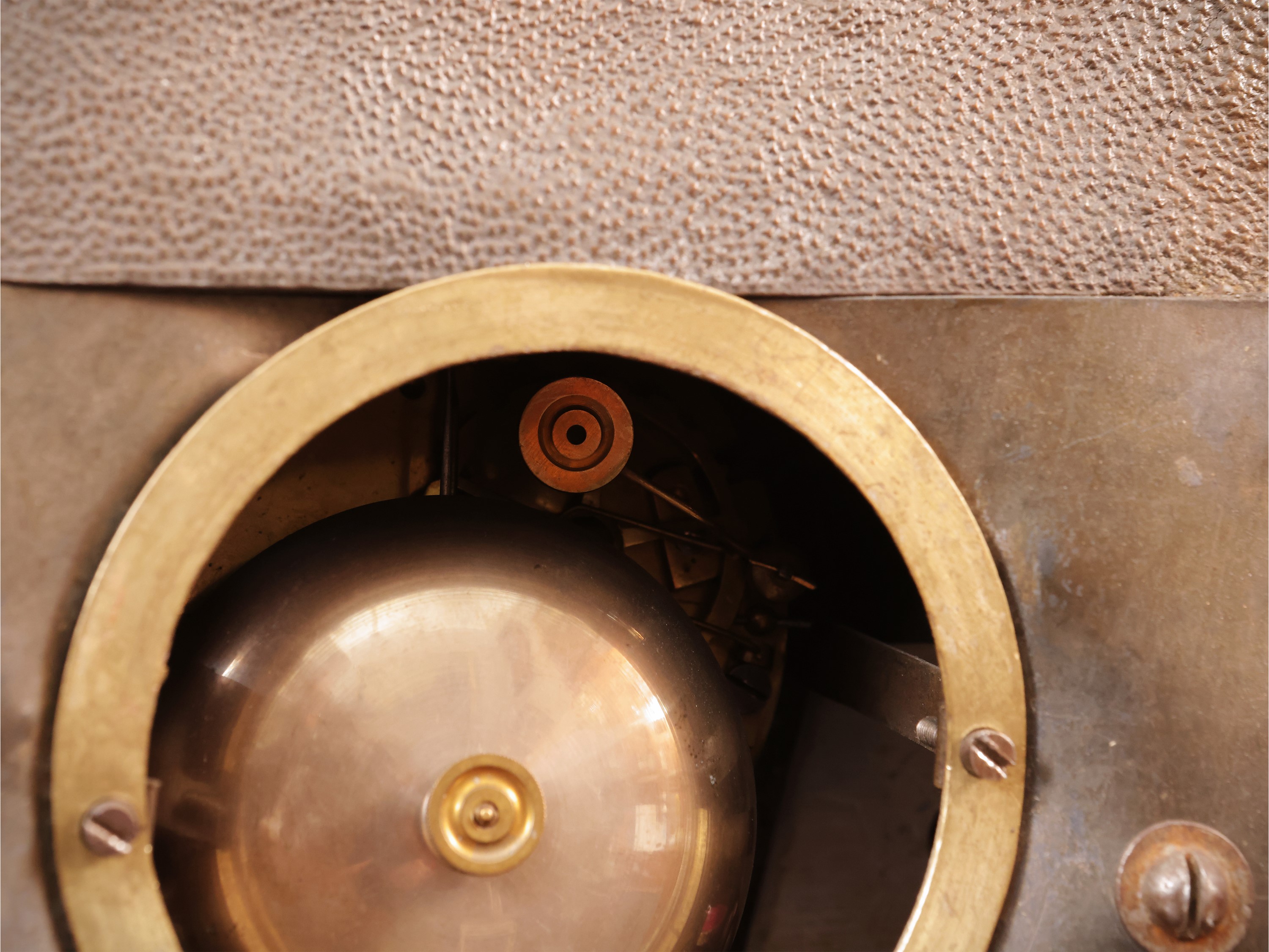 Orologio da tavolo in antimonio dorato e patinato