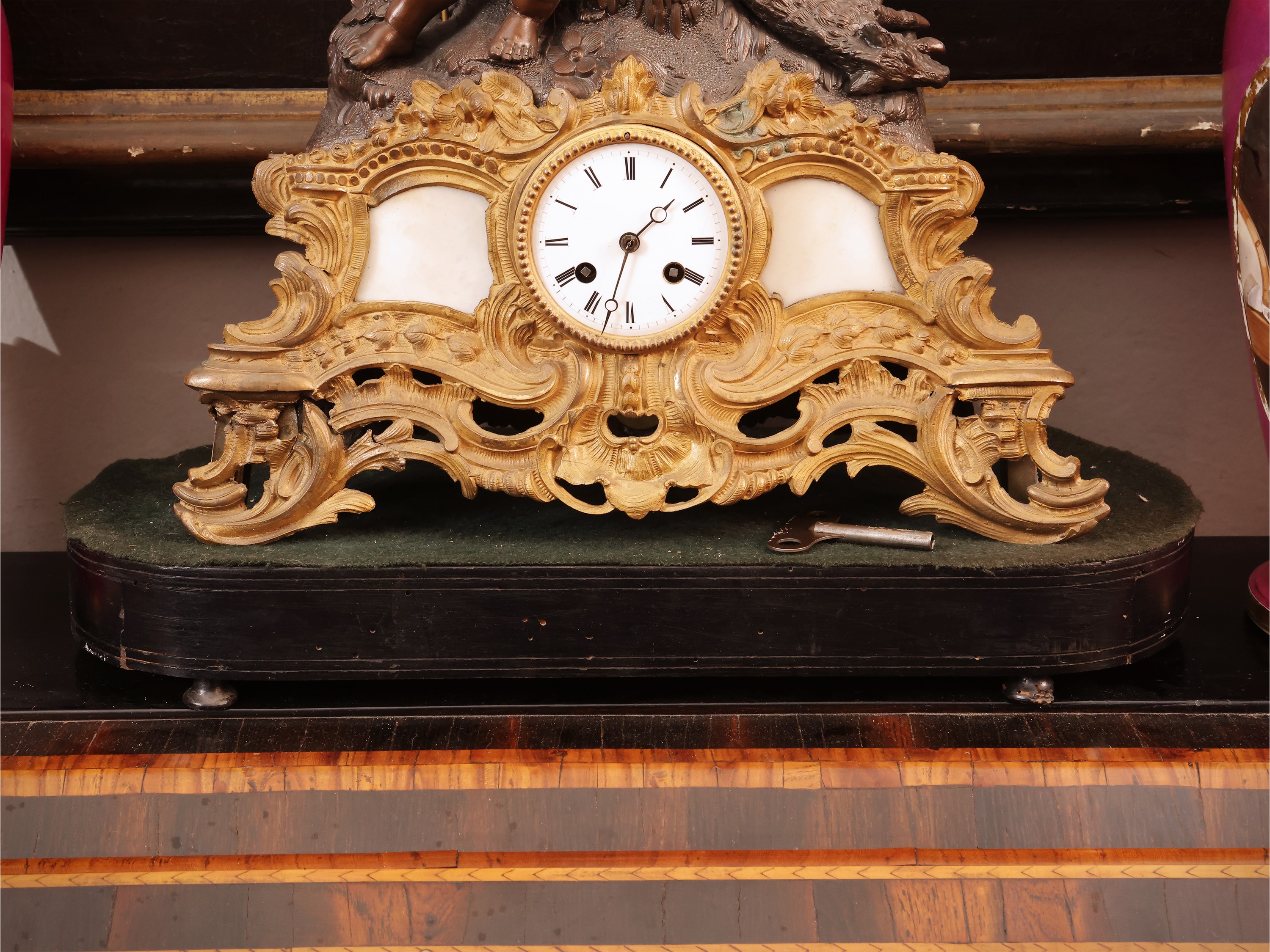 Orologio da tavolo in antimonio dorato e patinato