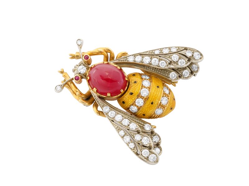 Spilla in oro giallo, diamanti, smalti e rubino sintetico cabochon